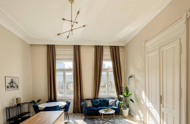 Luxury 3BR Apartment Near Basilica & Parliament