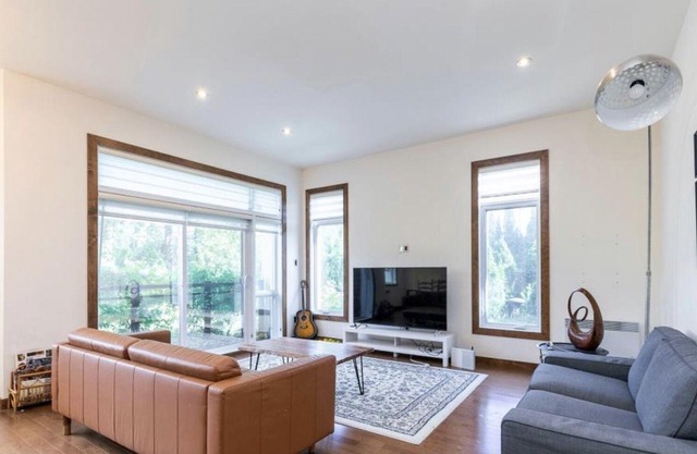 Luxury 3Br House! Indoor Parking! 10 min to DT!