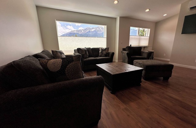 Luxury 3BR Townhome - Walk anywhere in Joseph! (D)