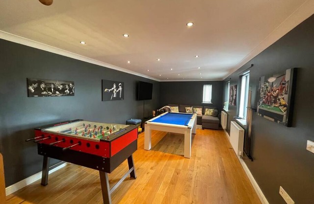 Luxury 4-5 Bed Home with Games Room and Balcony
