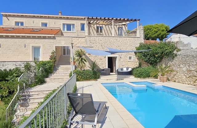 Luxury 4/5 bedroom villa with large pool and jacuzzi
