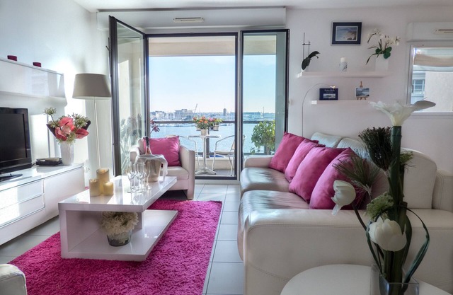 Luxury 4* apartment with closed garage and pond view 50m from the Sillon beach