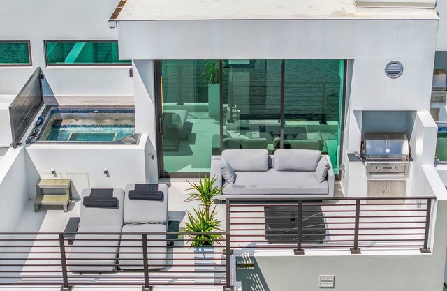 Luxury 4 BD Townhome Near Bal Harbour