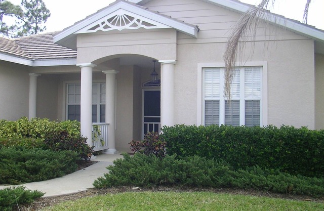 Luxury 4-bed home with private heated pool & hot-tub situated in Tara G&C Club
