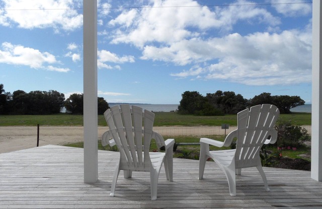 Luxury 4 bedroom 4 bathroom Beach Front Home Free WiFi views to Kingscote