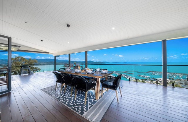 Luxury 4 bedroom holiday home with Ocean Views
