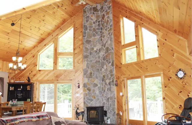 Luxury 4 bedroom home with hot tub & easy access to Kingdom Trails and Burke