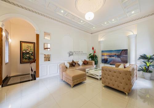 Luxury 4-Bedroom Villa with Private Pool & Billiards Table