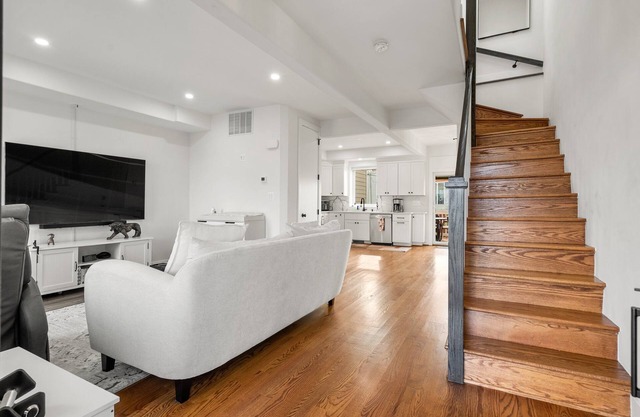 Luxury 4 BR Capitol Hill Home, Steps to Metro, Walk to Capitol and DC Landmarks