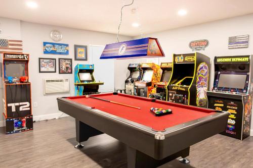 Luxury 4 BR Home Lakeview Pool Arcade Room