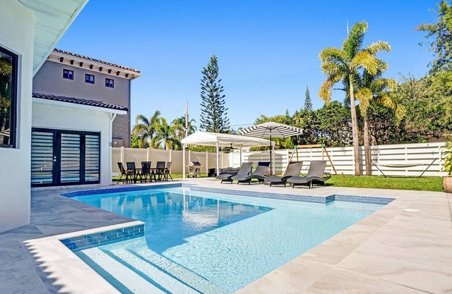 Luxury 4 BR Villa ,HEATED POOL, Garden, Mins to Beach