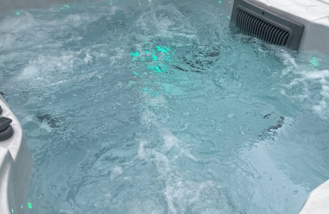 Luxury 4 Couples Hot Tub, New Wood-Burner, Spa Bathroom, Private Electric Gates