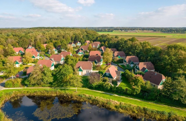 Luxury 4-person bungalow in the holiday park Landal Hunerwold State