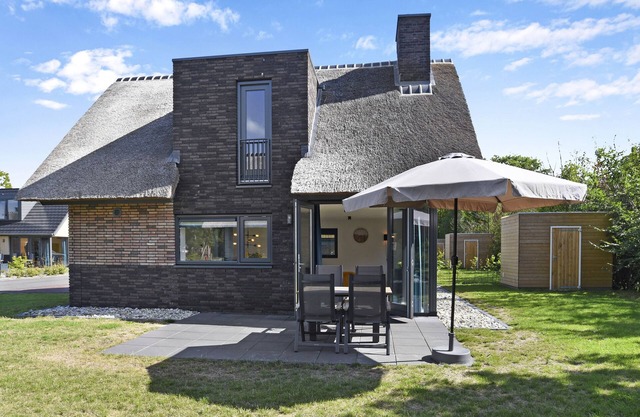 Luxury 4-person residence in the holiday park Landal Berger Duinen