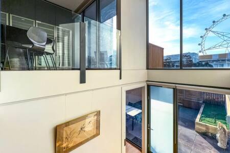 Luxury 4B Docklands Penthouse water city views
