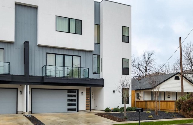 Luxury 4BR Townhouse with Rooftop Patio and BBQ