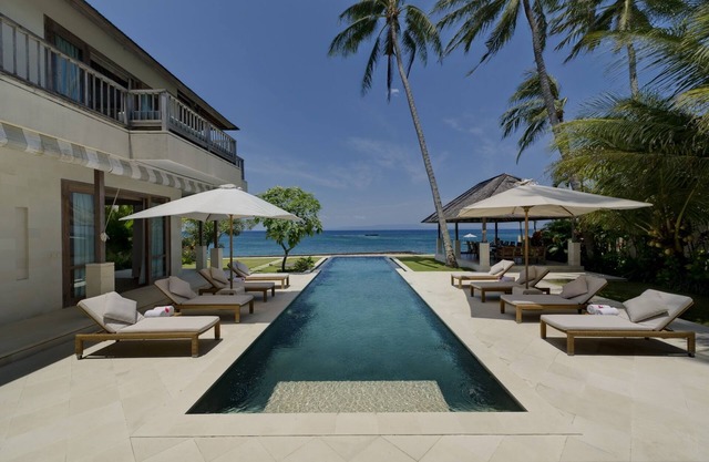 Luxury 4BR Villa Waterfront - W/Swimming Pool!