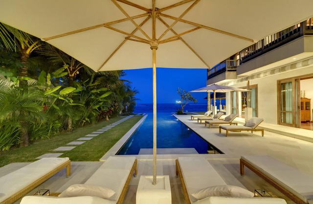 Luxury 4BR Villa Waterfront - W/Private Swimming Pool!