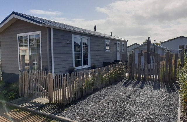 Luxury 4pers chalet, only 318 STEPS TO THE BEACH, fully enclosed garden.
