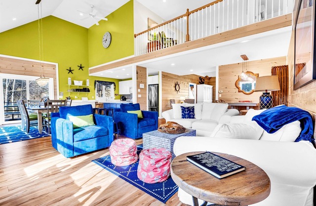 Luxury 5 Bed 4 1/2 Bath - Family Friendly, walk to town, close to beaches