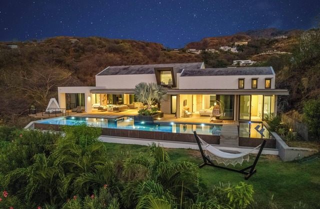 Luxury 5-bed home with stunning views-Fully Staffed and minutes to the Best Beaches!