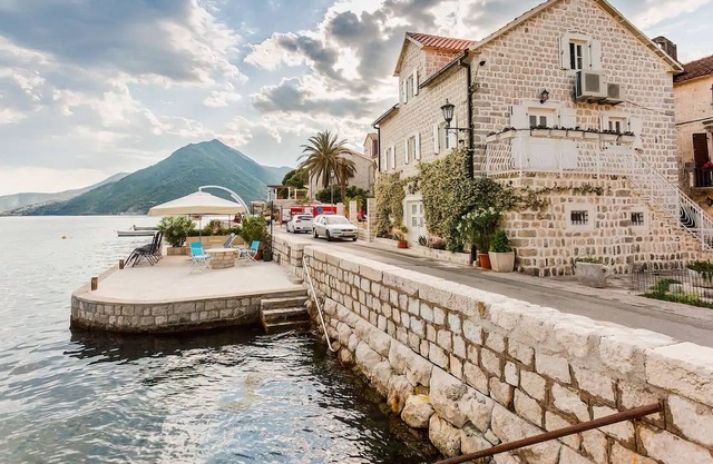 Luxury 5 bedroom house on waterfront