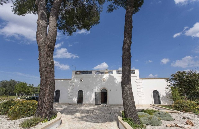 Luxury 5 bedroom traditional Villa with modern furnishings private pool & garden