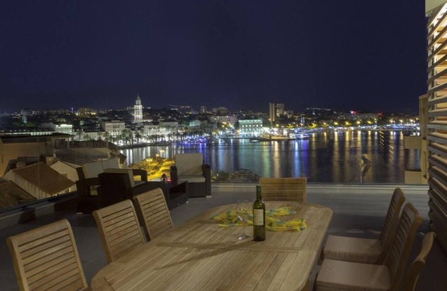 Luxury 5* PENTHOUSE - panoramic view & hot tub