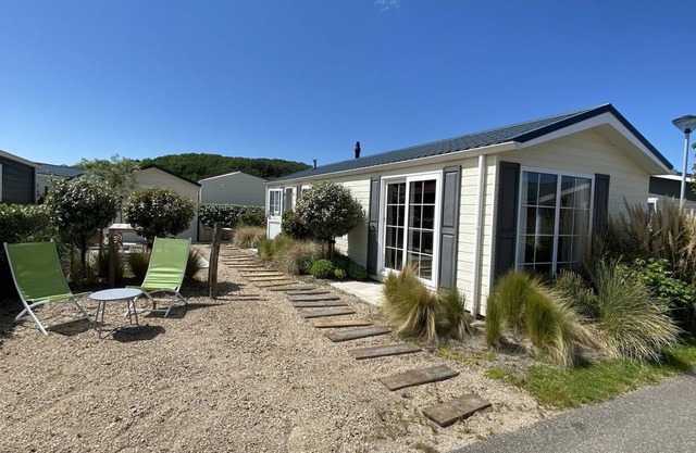 Luxury 5-person holiday chalet in Valkenisse 100 meters from the beach