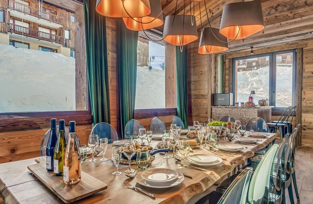 Luxury 5-star chalet, 7 suites, 14 guests, hotel services