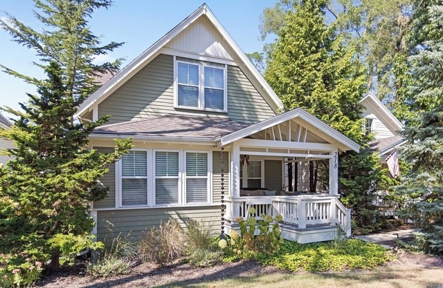 Luxury 5 Star Cottage with Pool; summer filling up fast - walk to beach/downtown