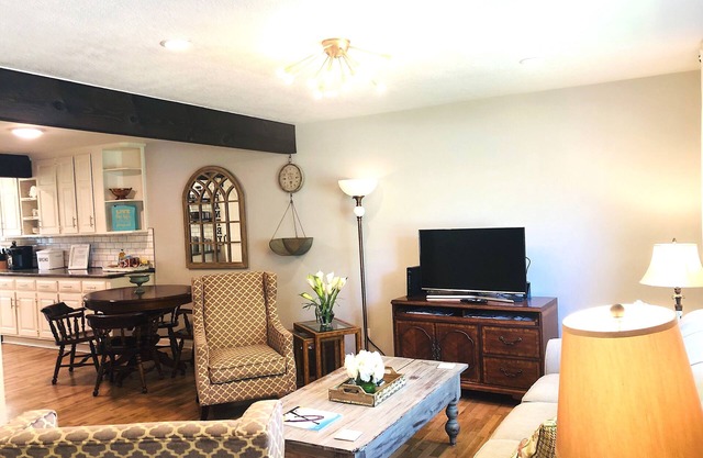 Luxury 5-Star Home ~ Location~Fenced Yard~Families~Couples~King Bed