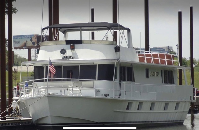 Luxury 5 stateroom 2 bath River Yacht w/hot tub -5 min from downtown Louisville!