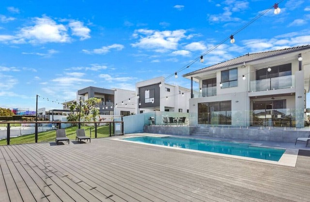 Luxury 5B home - Pool & BBQ. Perfect for families!