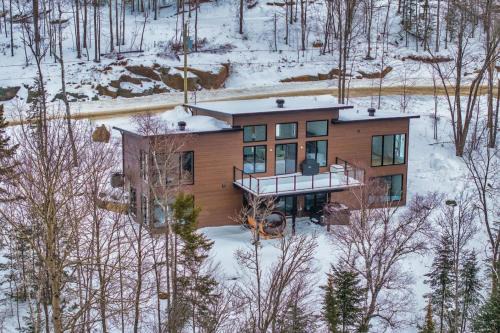 Luxury 5BR Chalet with Sauna, Hot Tub and Game Room