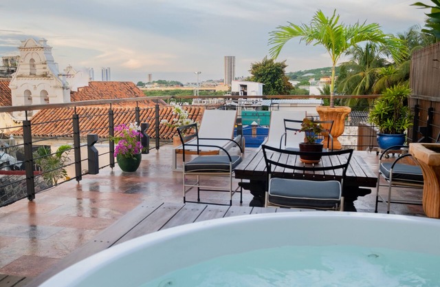 Luxury 5BR House W Jacuzzi & Pool