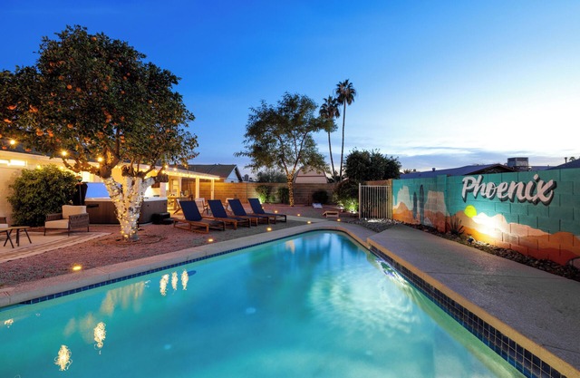 Luxury 5BR Oasis w/Heated Pool, Hot Tub, Game Room & Fire Pit