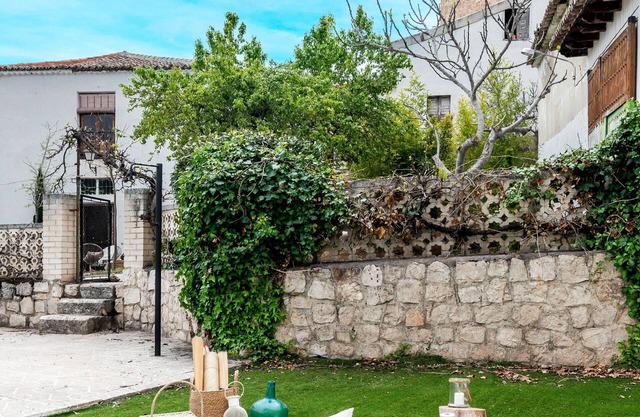 Luxury 5BR Villa - Pool, WineCellar, Gardens & BBQ