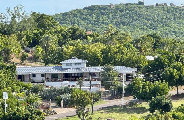 Luxury 6 Bed Villa, 3 Min walk from Pigeon Beach, Private Pool, own Pickle Court