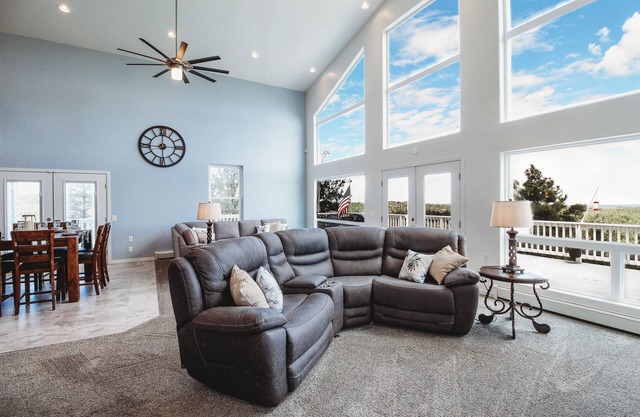 Luxury 6-bedroom home with View, Arcade Table, Fire table, Jet tubs, Deck, Wi-Fi