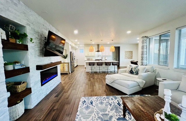 Luxury 6 Bedroom Retreat | Hot Tub | Chefs Kitchen | Near Boulder & Denver