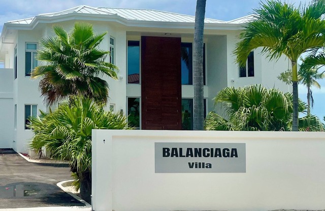 Luxury 6-bedroom villa in amazing view 6 min walking to the beach.