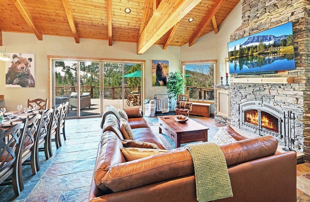 LUXURY 6 Bedroom Retreat w/6 En-Suite Bathrooms! Sprawling Deck w/Beautiful Mountain/Slope Views! Shuffleboard + Foosball! Gourmet Kitchen & Bar! Less Than 1 Mile to Bear Mountain Resort & Golf Course!