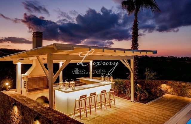 Luxury 6 bedroom villa with sea view, 400meters from the beach