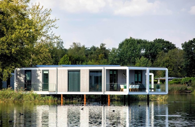 Luxury 6-person lodge with three bathrooms, wine fridge and spacious terrace extending 12 metres over the lake.