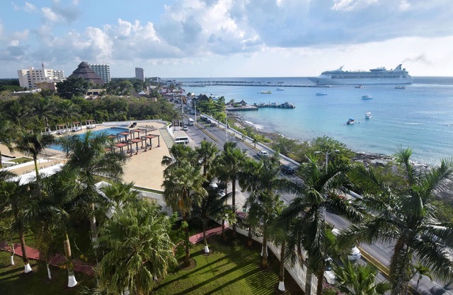 Luxury 6th Floor Condo w/Large Wraparound Terrace
