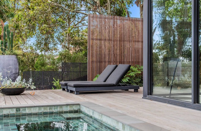 Luxury accommodation, stroll to beach, private yard overlooking bushland
