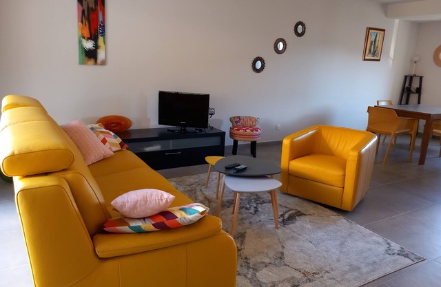 Luxury air-conditioned house with swimming pool in the heart of Gigondas!