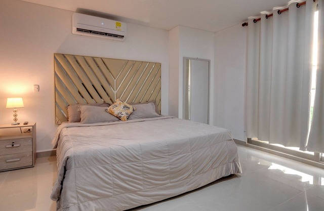 Luxury Airport Penthouse - 3 BD 2 BA Suite + Rooftop Pool