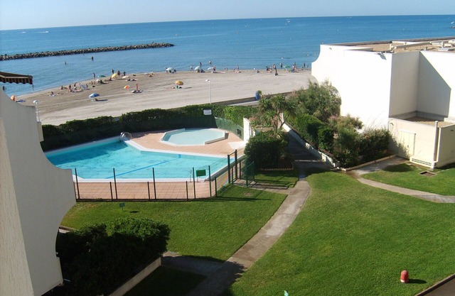 Luxury apartment direct beach and pool